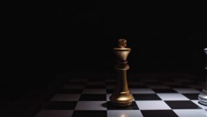 Класичні шахи: шахівниця 8×8 з фігурами — символ універсальної стратегічної гри.