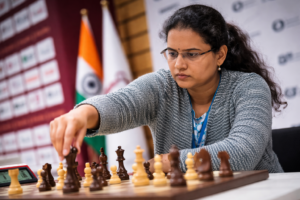 Humpy Koneru, indische Großmeisterin, führt während einer Schachpartie bei einem internationalen FIDE-Turnier einen Zug aus.