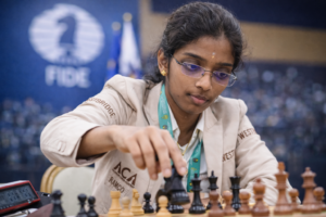 Vaishali Rameshbabu führt während einer Partie bei einem internationalen FIDE-Turnier einen Zug auf dem Schachbrett aus und analysiert die Stellung konzentriert.
