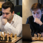 Dois enxadristas aparecem em uma tela dividida, concentrados em um torneio online em laptops, com tabuleiros e peças de xadrez ao lado.