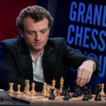 Ханс Ниманн делает ход за шахматной доской во время этапа Grand Chess Tour в напряжённой атмосфере турнира по рапиду и блицу.