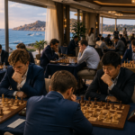 Torneio de xadrez de elite em um salão com janelas panorâmicas e vista para o mar: grandes mestres jogam concentrados suas partidas na Sardenha.