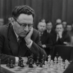 Михаил Ботвинник сосредоточенно играет партию во время матча за звание чемпиона мира 1958 года в атмосфере классического советского шахматного турнира.