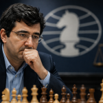 Un ajedrecista pensativo está sentado frente a un tablero de ajedrez con símbolos de la justicia al fondo, ilustrando la apelación presentada por Vladimir Kramnik contra la decisión disciplinaria de la FIDE y el proceso legal en curso.